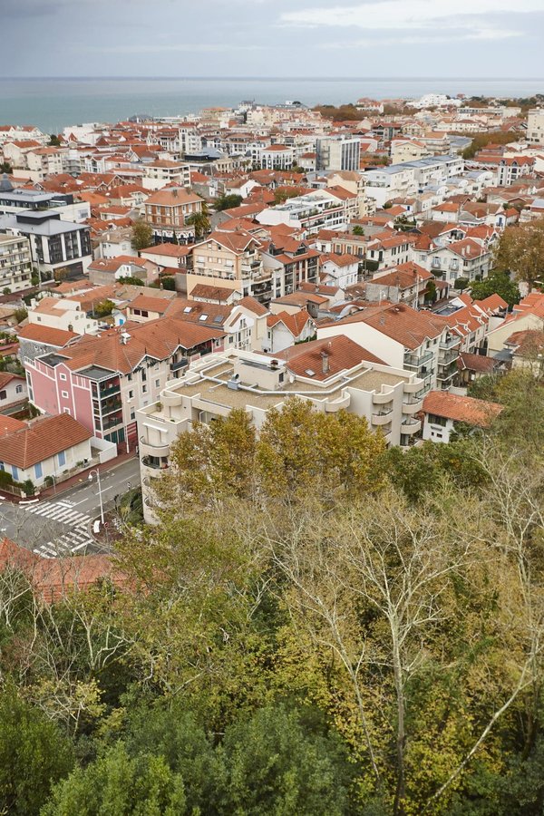 Peut-on trouver des hébergements dans des observatoires volcaniques pour vivre l'expérience des éruptions de près ?